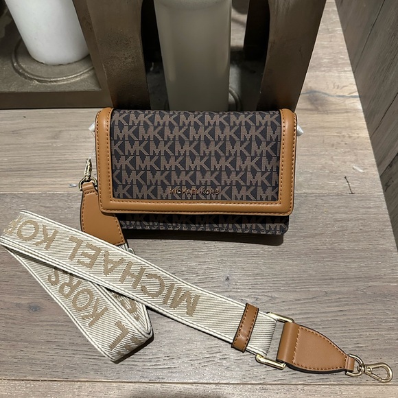 NEW! Michael Kors Monogram small Crossbody Bag - Picture 9 of 9